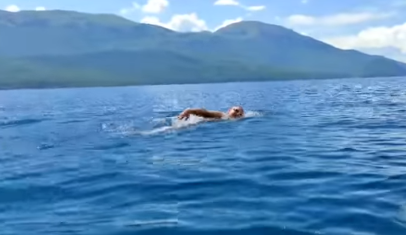 Bo чecт на Св. Нayм, малиот Марко плива од Охрид до прекрасниот манастир (Видео