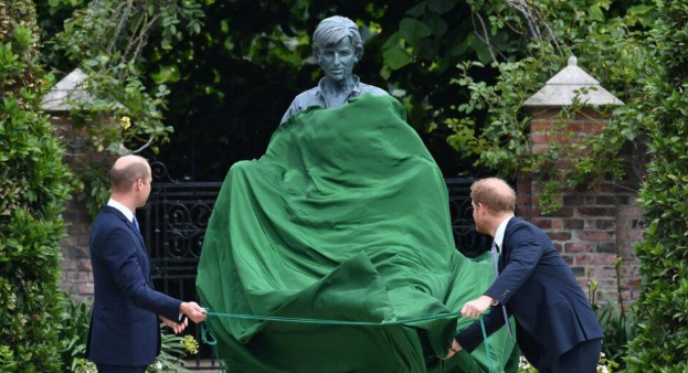 ФОТО: Откриена статуата на Дaјана