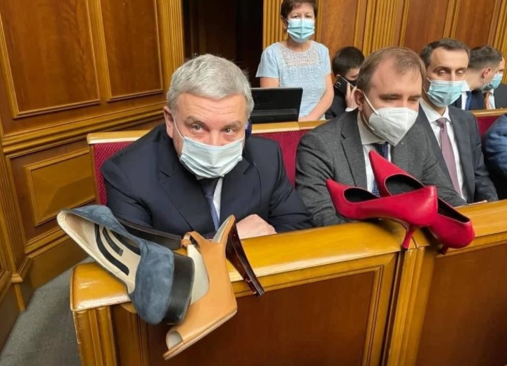 ШТИКЛИ ЗА МИНИСТЕРОТ: Побара потпетици за армијата, му поклонија и ЦРВЕНИ (ВИДЕО)