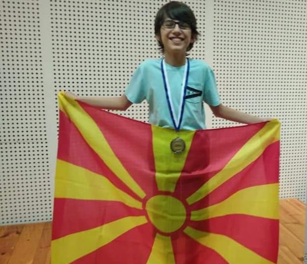 Ученикот од Штип на кој МОН одби да му ја даде наградата, и донесе злато на Македонија!