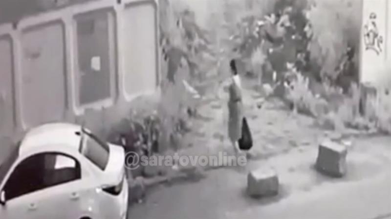 Ужас:Жена фрлила бебе во контејнер, ја снимила надзорна камера (Видео)