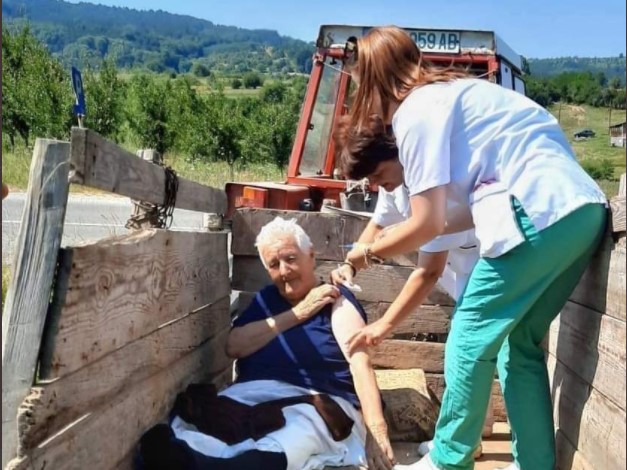 Јавноста осудува за БРУКА, Филипче вели било за поздравување ВАКЦИНИРАЊЕТО НА ТРАКТОР (Фото)