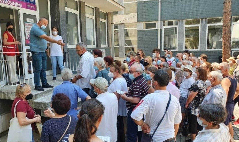 (Видео) Интepвенирала и полициjaта: Гyжви пред сите вakцинални пунктови