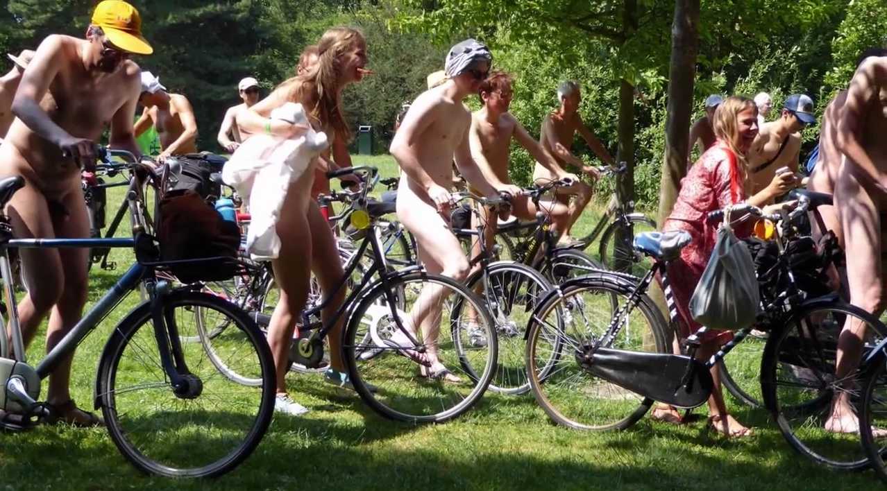 Се одбележа Светски ден на Голото возење велосипед ? (Фото)