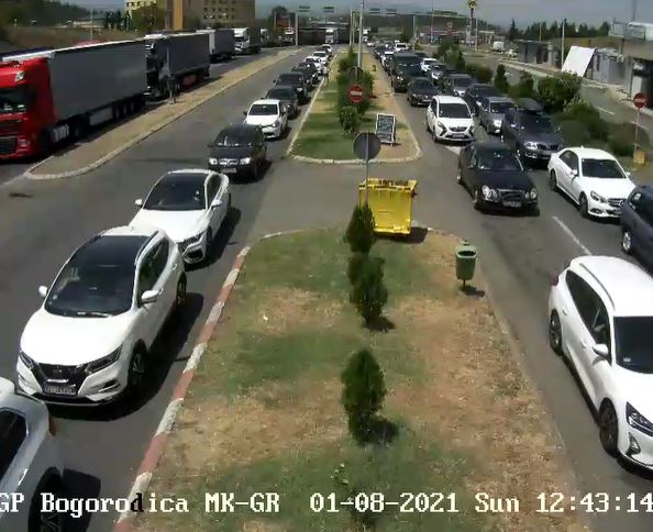 Километарски колони на Богородица-Евзони, се чека и по 2 часа