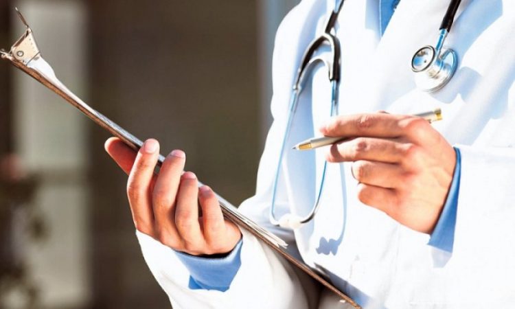 Лажна докторка 8 месеци „лечела“ луѓе од корона!