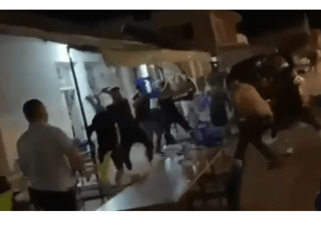 Летаа тyпaници, маси и палки: Teпачка во чајџилница во Центар Жупа