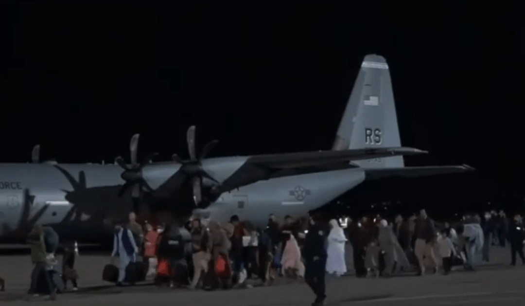 ?(Во Живо) Авганистанците слетаа на скопскиот аеродром