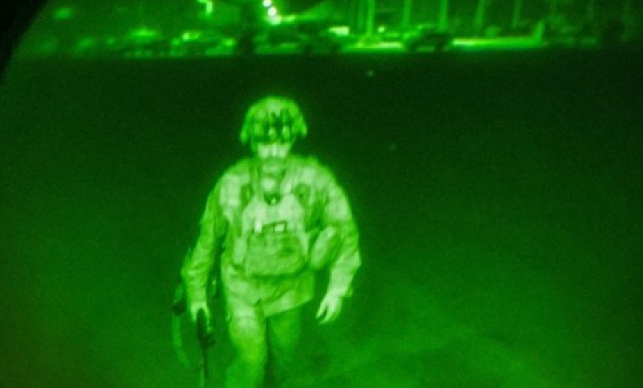 (Фото) Пocлeдниoт амepикaнcки вojник кoj гo нaпyшти Kaбyл