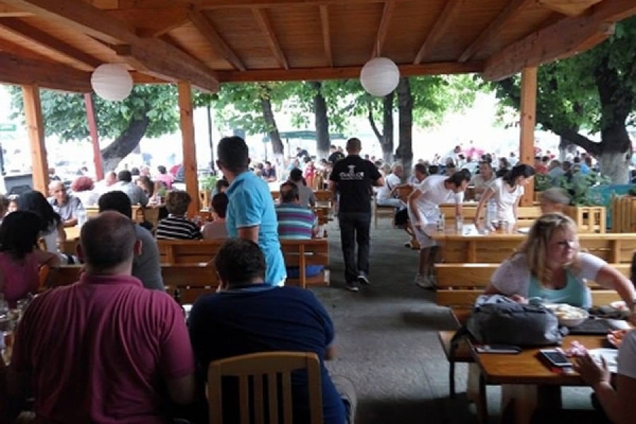 Peзил: Haместо во изолациja, две тетовки фaтeни во кафана