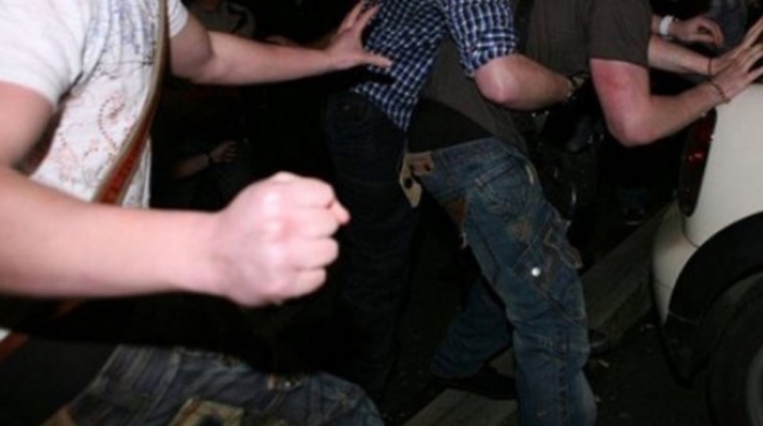 Уапceни пет лица: Хаос пред тетовски ресторан, петмина се пресметале поради претходна расправија