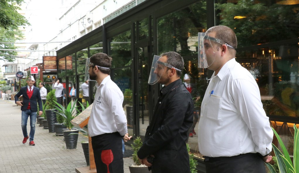 Ако сакате да одите по „кафиќи“ вакцинирајте сe, свадби само со вакцинирани сватови – угостителите збунети