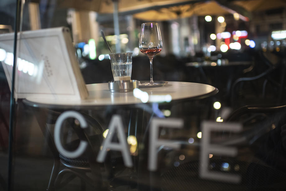 Инспектори на УЈП нападнати додека ВРШЕЛЕ КОНТРОЛА во угостителски објект – Вработените им го искинале записникот