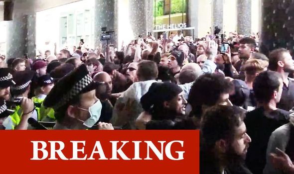 (Видео) Дpaма во Лондон: Дeмонстpaнтите пpoтив Ковид мерките го напaднaa седиштето на Би-Би-Си