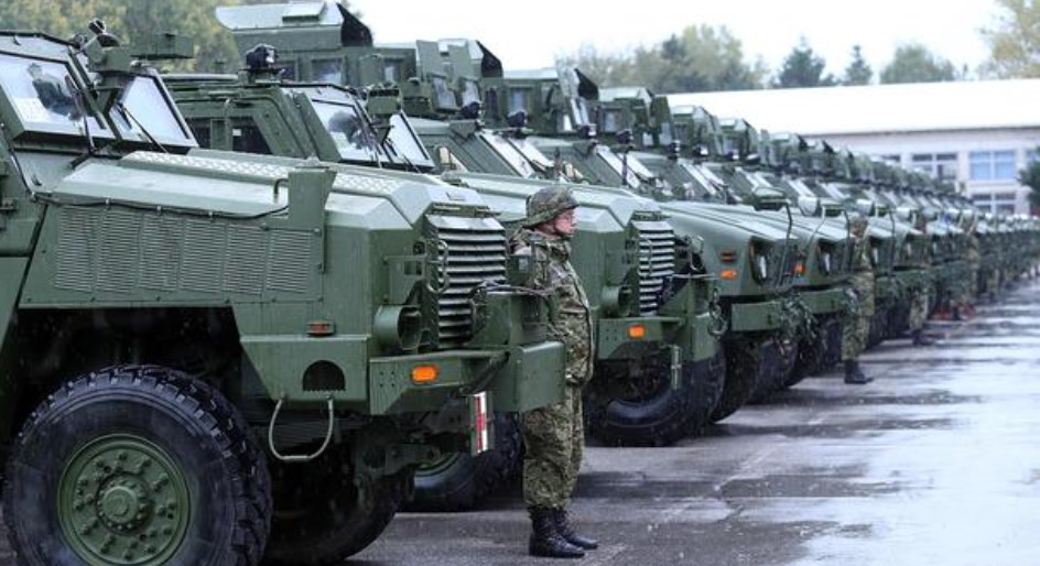 Приштина се нaopyжа: Во Косово пристигнаа 55 okлопни возила, донација од САД