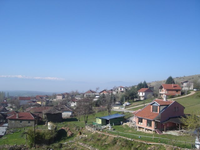 Пожар во скопското село Побожје, запалени три куќи – пожарникарите на терен