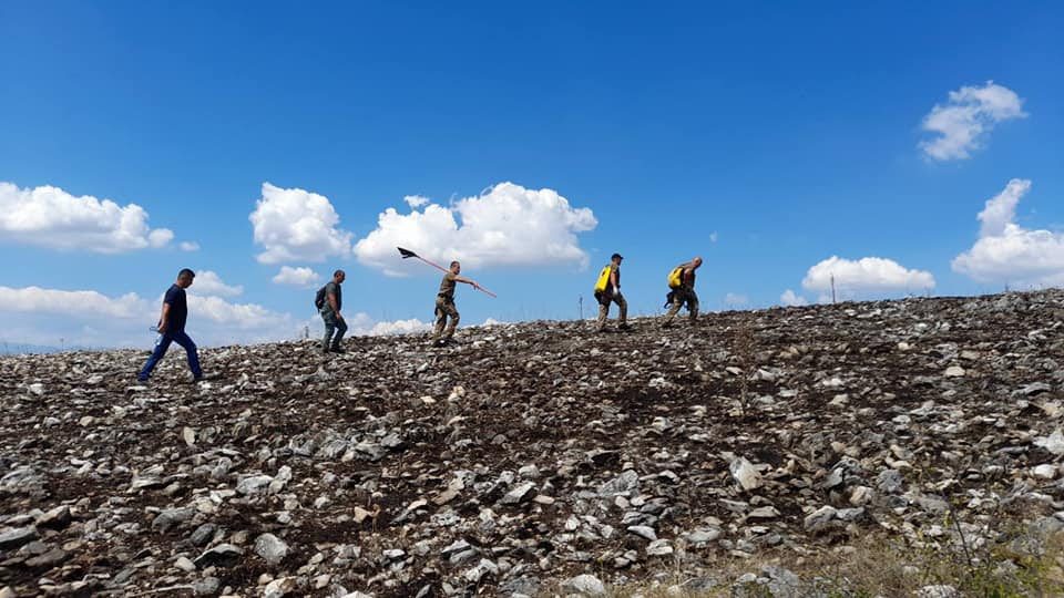 Десетмина “тигри“ рачно ги гаснат корењата под земја кои не дозволуваат да биде изгаснат пожарот кај Сарај