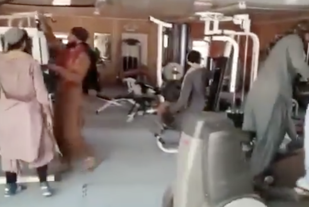 Прв пат гледаат теретана: Талибанците се фрлија на вежбање (Видео)