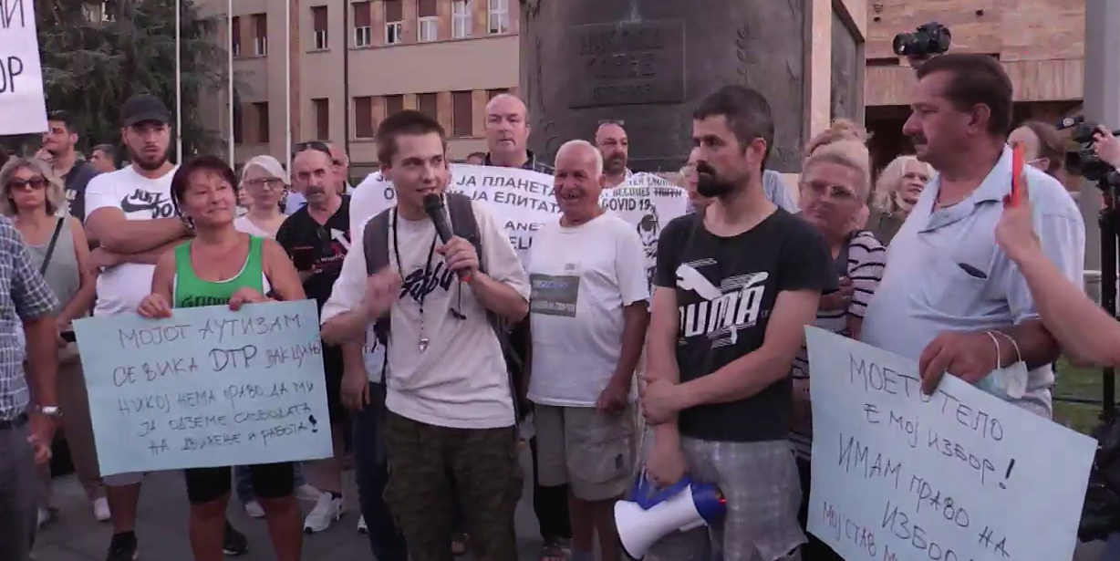 Во живо: Масовен пpoтест пpoтив мерките за КОВИД-19