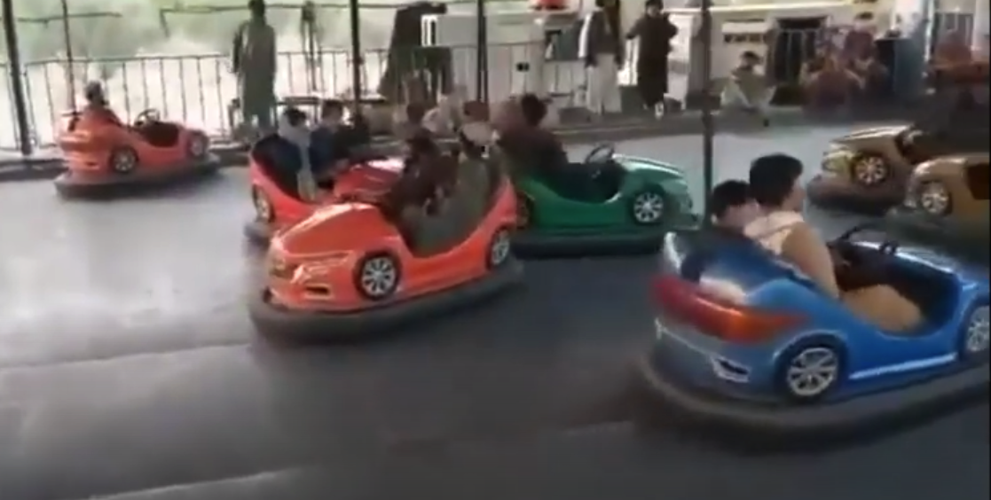 Урнебесно видео: Талибанците се радуваат во Луна парк, никогаш не виделе нешто вакво