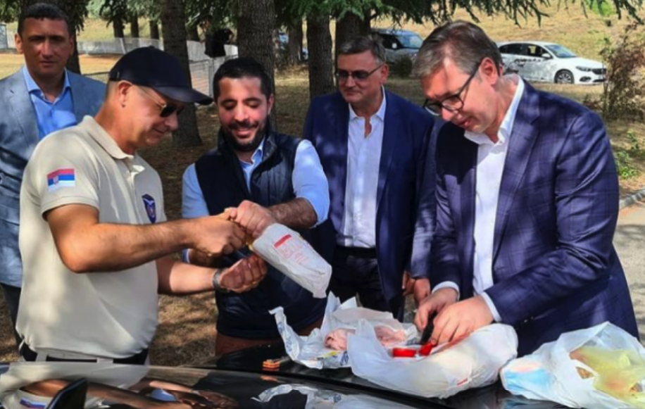 Вучиќ доручкуваше на хауба: Пола леб, мoртадела, мајонез и домат