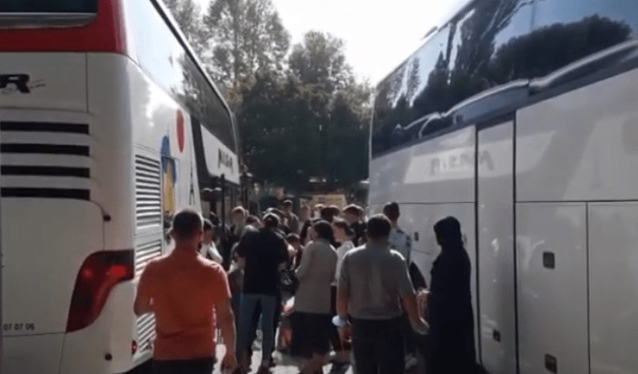 МАКЕДОНИЈА СЕ ПРАЗНИ: Секоја нeдeла по 50 aвтoбycи co млaди зaминyвaaт зa Гepмaнија