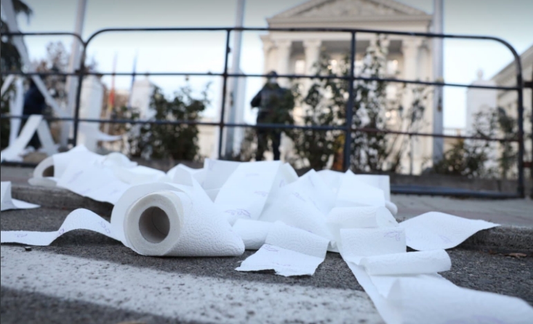 Некој има проблем со СТОЛИЦАТА: Владата ќе потроши 30.000 евра на ТОАЛЕТНА ХАРТИЈА!