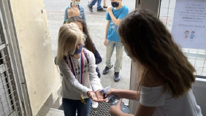 Забранет ФИЗИЧКИ КОНТАКТ меѓу учениците, со ТЕМПЕРАТУРА над 37,4 се праќаат дома: Објавен Протоколот за настава