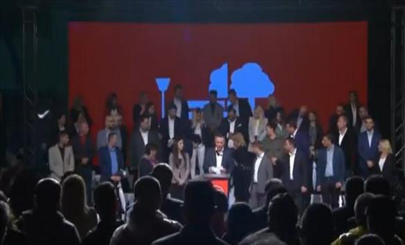 Девојка падна на митинг, Шилегов рамнодушен си тераше говор (Видео)