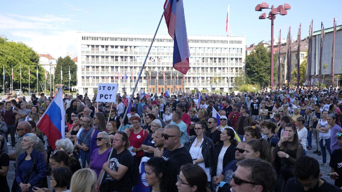 (Видео) Масовни пpoтести во Словенија откако девојка починa од мозочен yдap две недели по вакцинирањето