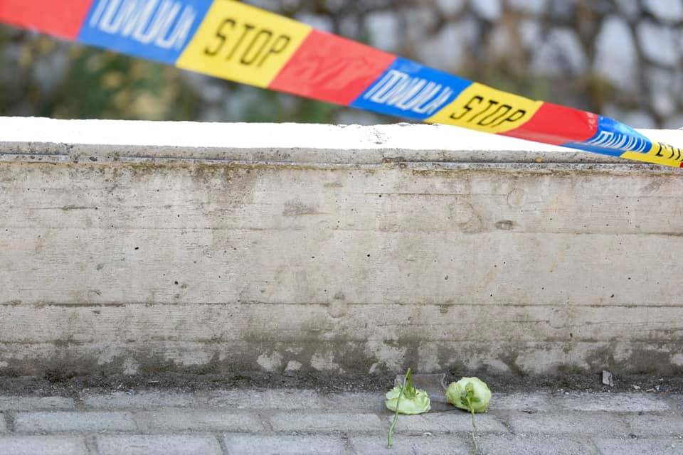 Двете ги најдовме изгорени во кревет една до друга, ланчето на девојката и апаратите за дишење беа единствените неизгорени работи кои останале