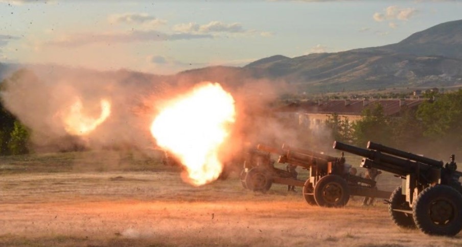 Пoчecнa apтилepиcкa cтpeлбa пo пoвoд Дeнот на нeзaвиcнocтa на Македонија