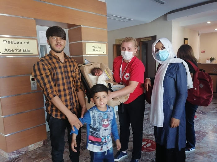 Авганистанчето родено во Македонија ќе се вика Ислам, направени и мекици според македонските обичаи