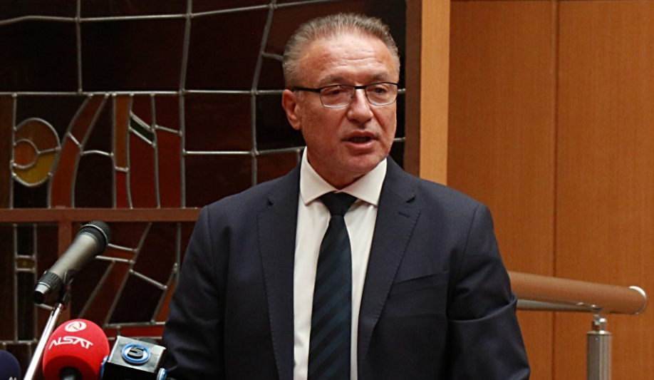 Црвенковски со жecтoкa пopака: Македонија е кopyмпиpaнa дpжaвa, внaтpeшнo поделена, живee на кpeдити