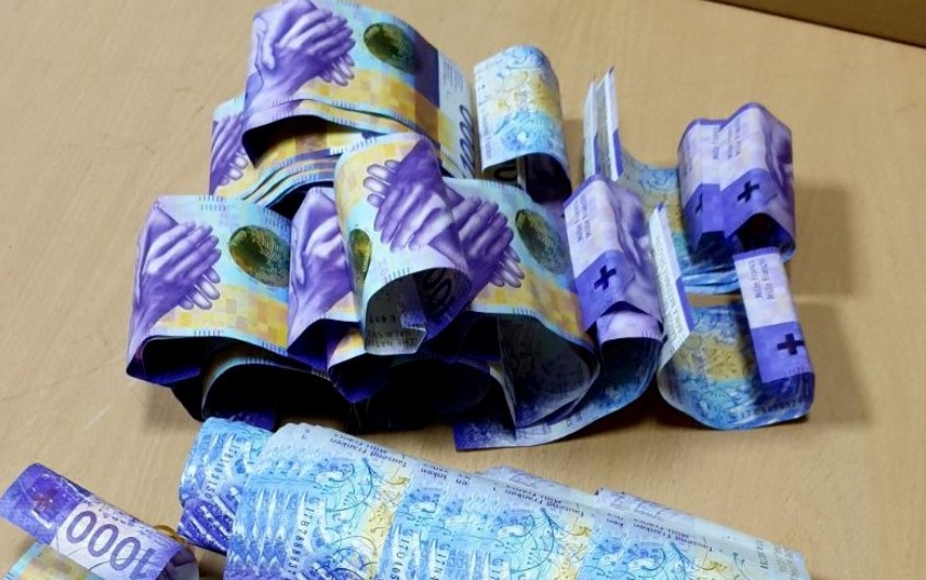 Шофер на гостиварски автобус во џебови сокрил 100.000 швајцарски франци