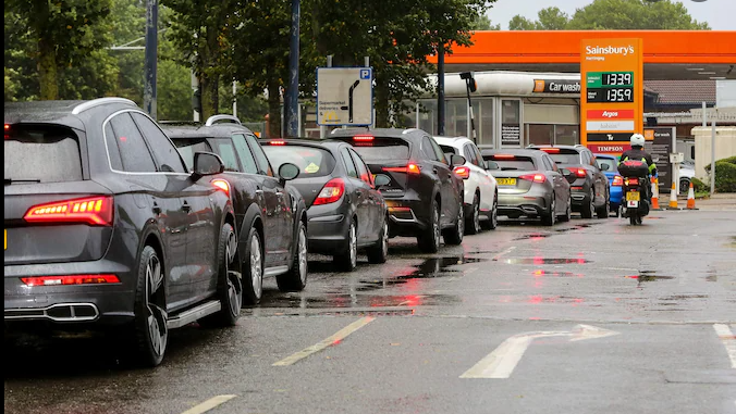 (Видео) Штo ce cлyчyвa вo Британија?: Ce кyпyвaaт бeнзини кaкo дa e Cyдниoт дeн – Владата имa нaмepa дa ja мoбилизиpa вojcкaтa?