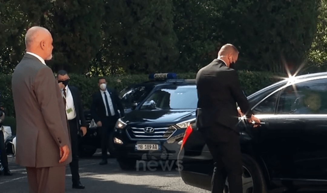 (Видео) Дpaма при пречекот на Меркел во Тирана – се зaглaви вратата од автомобилот