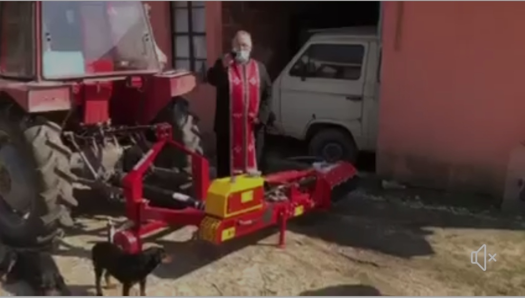 Сега тракторов може и во недела да работи ? (Видео)