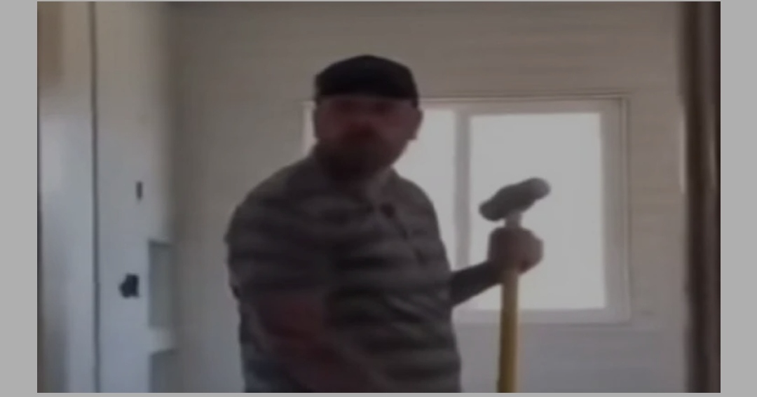 Не сакале да му платат, па уништил се: Мајстор со чекан искршил се што направил (ВИДЕО)