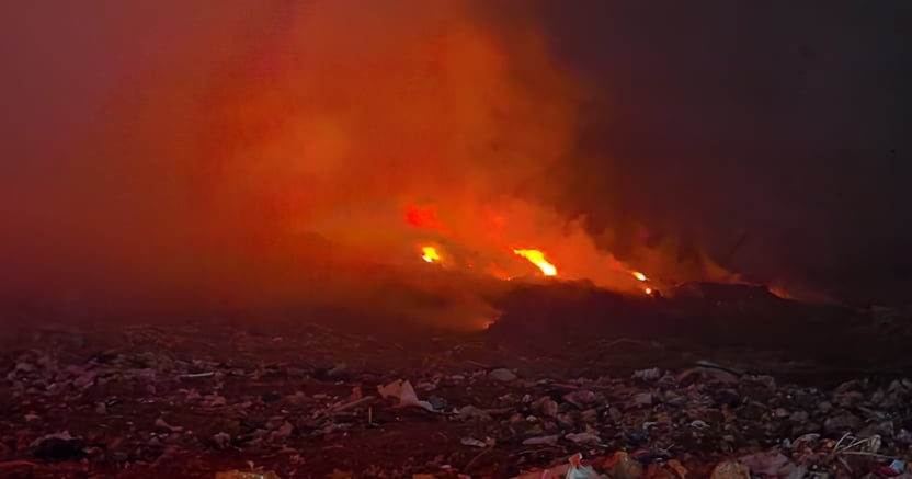 АЛАРМАНТНО❗Гори депонијата Буково, чадот е бетер од радиоактивен Чернобил (Фото)