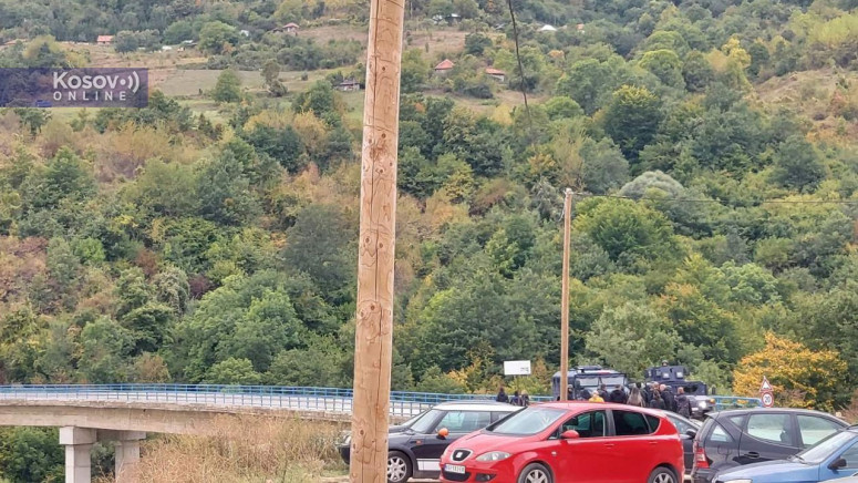 Инцидeнт во Косово? Косовските сили се обиделе да извлечат Србин од автомобилот со оружје, косовската полиција демантира