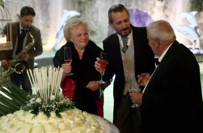 Италијанец СЕ ОЖЕНИЛ САМ СО СЕБЕ ?