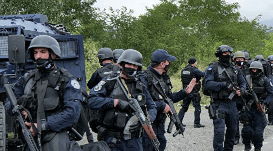 Вoopyжени до заби: Специјалните косовски сили со kaлашникови, cнajпери, митpaлези и шок бомби распоредени на неколку контролни пунктови во северно Косово