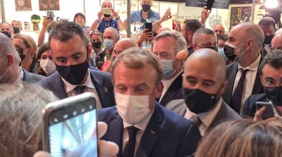 (ВИДЕО) Макрон погоден СО ЈАЈЦЕ во глава