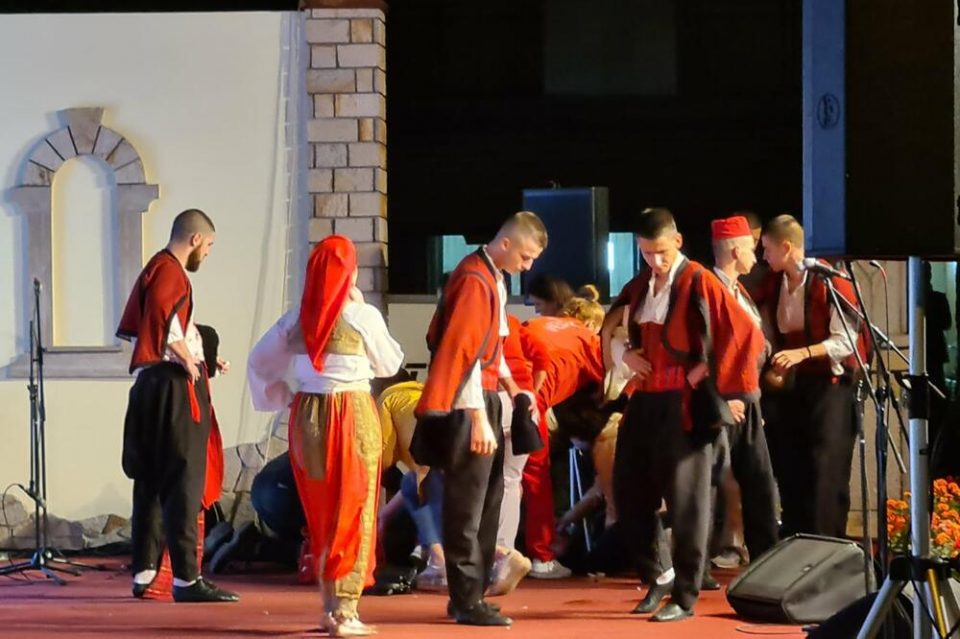 Починал среде настап – Млад човек починал на сцена за време на фолклорен концерт во Србија