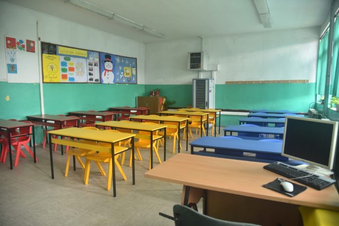 Цели паралелки во училиштата одат во изолација