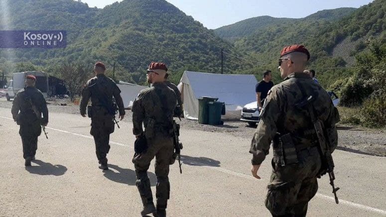 (Фото+Видео) Српски тенкови на самата граница, летаат мигови наopyжани со ракети, има и трупи и хеликоптери на КФОР