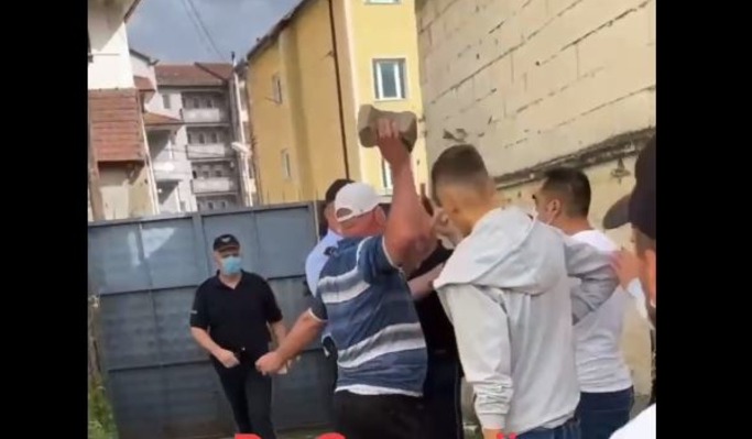 Демонстрант со бекатон плочка тргнува кон полицаец на денешниот протест во Тетово (ВИДЕО)