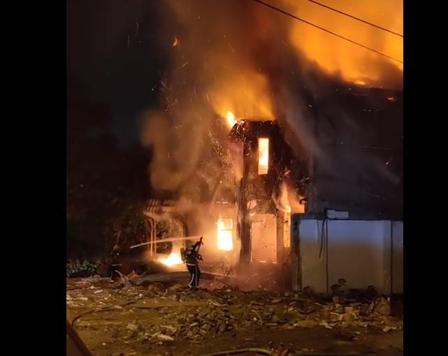 ГОЛЕМ ПОЖАР ВО СКОПЈЕ – Гори куќа кај адвокатската улица (ВИДЕО)