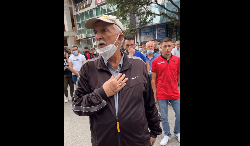 Емотивна исповед на демонстрант на протестот во Тетово: Ја изгореа сестра ми, само таа знае како испуштила душа (Видео)